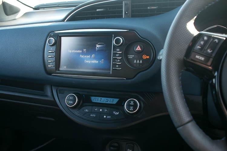 TOYOTA YARIS HYBRID review